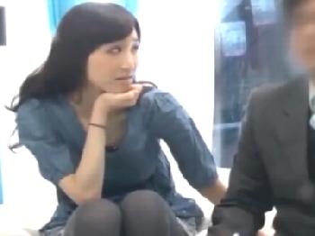 金髪の白人ウエイトレスが日本ペニスで強引に犯されて無慈悲な中出し