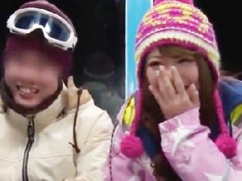 ゲレンデに来ていた素人娘がマジックミラー号来訪→その場でコンドーム非装着の膣内射精交尾開始W