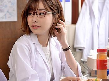 媚薬を飲んだ女教師にコンドームが破れるほどの高速騎乗で搾り取られる生徒