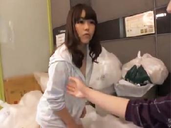 同じマンションの綺麗な人妻がエロ過ぎて性的暴行する