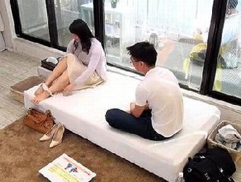 父親が見守る中で母親が息子に性行為を教えていく変態的な近親性交渉