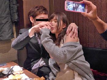 同窓会で元彼と盛り上がって浮気する元尻軽人妻