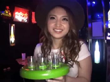 新宿のBAR店員の爆乳テキーラガールを店内で間髪入れず挿入