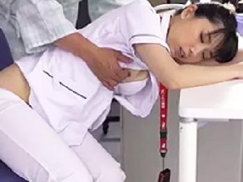 悶々した入院生活で辛抱の限界の患者が仕事中に居眠りしたナースへ婦女暴行強姦!!