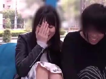 彼女なら彼氏のペニスがわかるはず!!照れながらも懸命に探す彼女が寝取られオメコへ挿入したままスペルマ射精の罰ゲームに