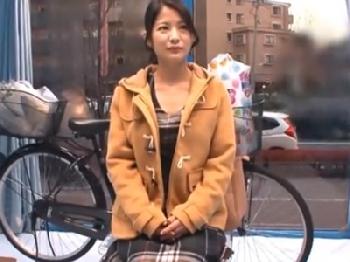 ディルド自転車体験で性的欲望が煽られた素人娘がペニス挿入され大量潮吹き!!