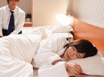 ずっと憧れていた女性上司と泊りの仕事→願ってもない相部屋で思いのたけを女性器の最奥にぶつける!!