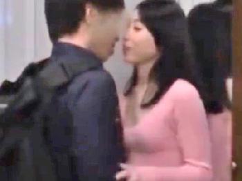 他人を家に連れこんでコンドーム非装着で挿入行為楽しむビッチ妻