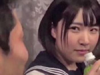 夜行バスで乗り合わせた美少女女子校生が積極的に跨り狭い空間で興奮SEX