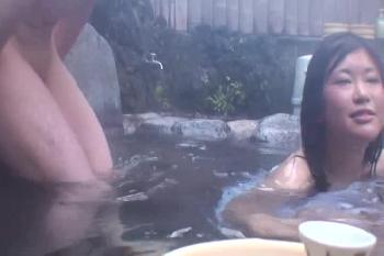 巨乳お姉さんが出会いを求めて混浴風呂へ→男を性的逆暴行W