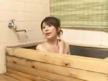 逞しくなった息子肉棒にワレメ内部へ直接射精を許する母