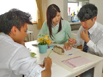 生徒を呼んで勉強会→自宅を乗っ取られ輪姦暴行を受けた女教師