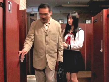 愛娘を他人に抱かせることで欲望を煽られる親父の歪んだ愛情