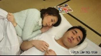 母親が息子の朝立ちペニスを見て欲情しフェラチオ