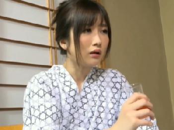 夫の祖チンに満足できなくて性的欲望が爆発寸前の女性会社員が後輩の巨根に興奮して密通交尾