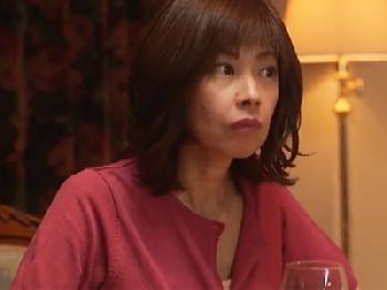 昔から好きだった母親の友人に久々の再会→美貌に耐えきれず夜這いを仕掛けSEX