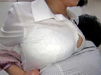 会社で毎日性的ハラスメントされてる透けブラ巨乳人妻会社員