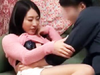 夫が仕事中に浮気相手を連れ込みコンドーム未装着の膣内射精交尾を楽しむ人妻