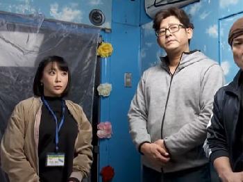 巨乳で淫奔な身体つきの新人ADがマジックミラー号の準備中に犯され中出し射精