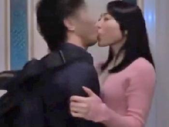 夫がいながら実の息子と性交するママに避妊具なしで挿入