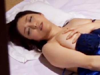 性的欲求が暴走寸前で自慰行為を息子に目撃されたとても綺麗な熟女母が母子交尾