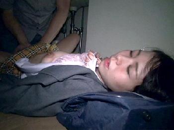 昏睡状態の女子校生を廃墟に連れ込んで婦女暴行!!口と股間のワレメに強引にねじ込まれ犯される美少女たち