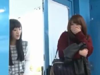 マジックミラー号に驚愕する素人2人組と複数人SEX