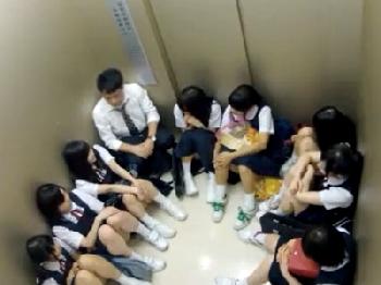 エレベーターに閉じ込められたJ○たち!!1人1人時間をかけてハーレム乱交!!
