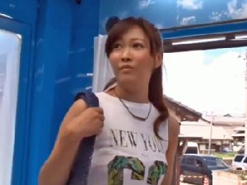 初マジックミラー号に戸惑う水着素人さんがチェリーボーイを筆おろし性交!!