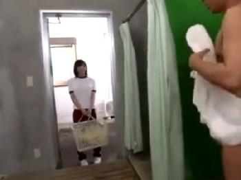 体操着姿の女子マネとシャワー室で秘密の性交