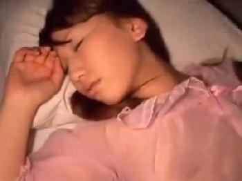 巨乳娘が夜這いされるも抵抗なく肉棒受け入れW