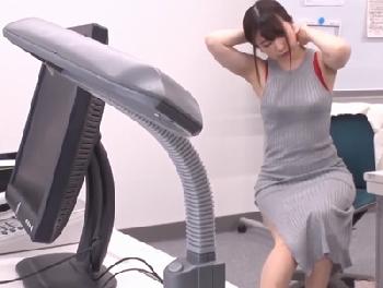 今日から務めることになった新人女性会社員が初日からエロティック全開で男性社員に色仕掛けして性行為