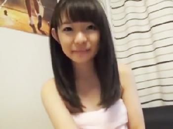 ベッドの上で乳房揉みながら股間の割れ目弄りする童顔ベビーフェイス美少女にゴムなし肉棒ぶち込み避妊具未装着で膣内射精