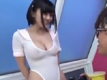 歳の近い童貞男子に親近感が湧き身体を許す女性会社員