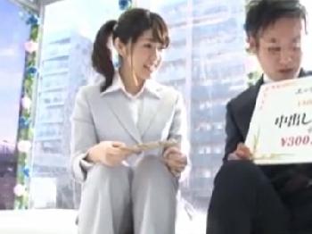 賞金に惑わされた部下の女性会社員と上司がガチ避妊具未装着で性行為