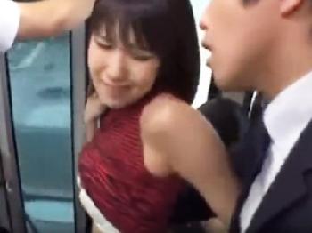 ショーパンお姉さんのボディラインに性的興奮して運行中のバスでペニス挿入する痴漢