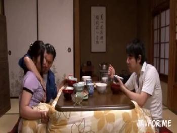 こたつの中で密かに息子のペニスを尺八ご奉仕する淫らな人妻熟女