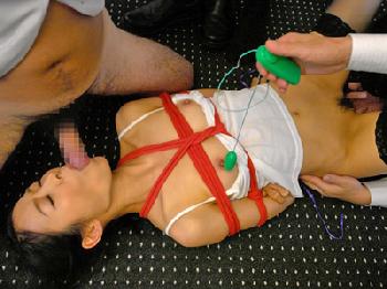 賭けの代償として夫に売られ性奴隷にされる人妻