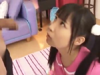 ぬり絵してるツインテールの妹にペニス露出したら食いついたのでそのままハメW