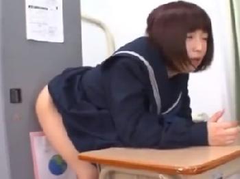 学校中に生えてるペニスへ気持ちいい手コキと尺八する女子校生