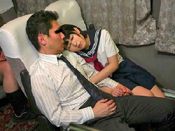 男を求めて夜行バスに乗り寝静まった車内で猥褻なイタズラをしかける女子校生