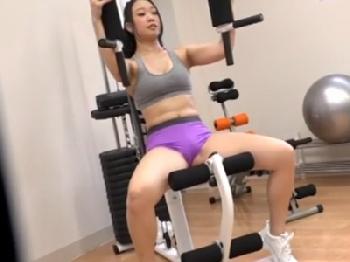 ジムで汗だくになった巨乳ちゃんに辛抱出来ずフルいきり勃ったペニスねじ込んで官能的SEX!!