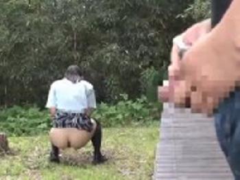 野ション中に男に媚薬男根で性的凌辱される女子校生