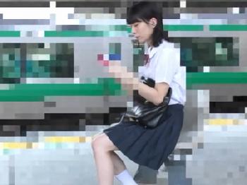 おとなしそうな女子校生を狙って逆さ撮り→痴漢→婦女暴行のフルコース!!