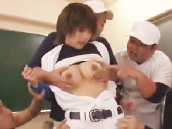 野球部マネージャーが部員に肉棒をねじ込まれて教室で性的凌辱される