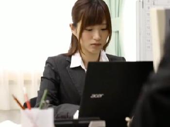 部下女性会社員に見下されながら相互オナニーする部長さん