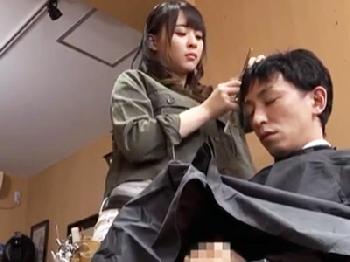 清楚系に見えて真正痴女の美容師がお客に逆性的ハラスメントする成り行きを撮影
