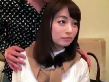 童顔小顔の可愛いお姉さんが巨根の凄絶ピストンに唾液垂らして中出し切願