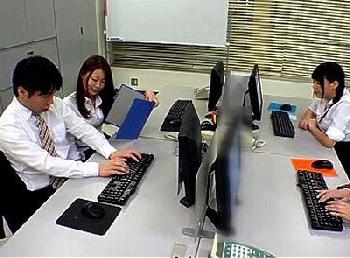 女だらけの職場がガチ天国!!1本のペニスを狙ってくる好色オフィスレディたちに囲まれて仕事ができない!!