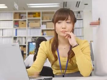 壁から突き出たペニスに何の疑問も抱かずに尺八する好色オフィスレディ達